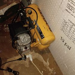 DeWalt portable compressor 32000.