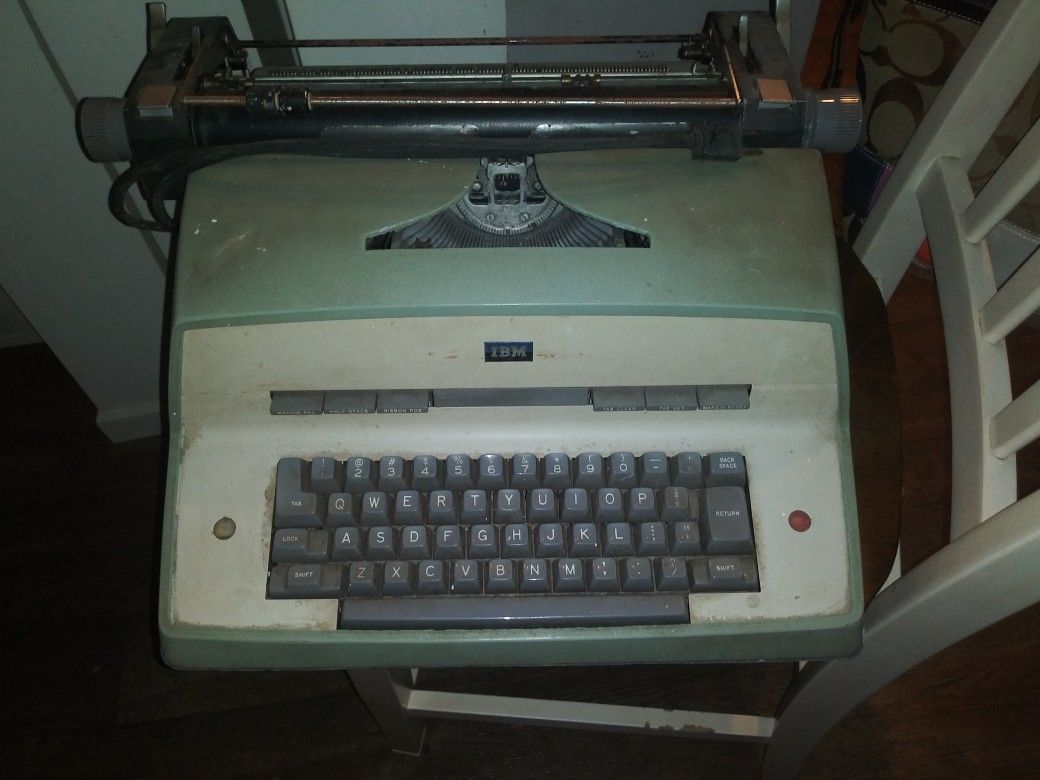 Ibm electtic typewriter powers up and functions