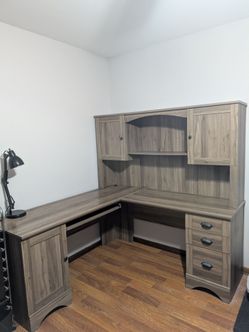 Desk/Hutch set-Excellent condition