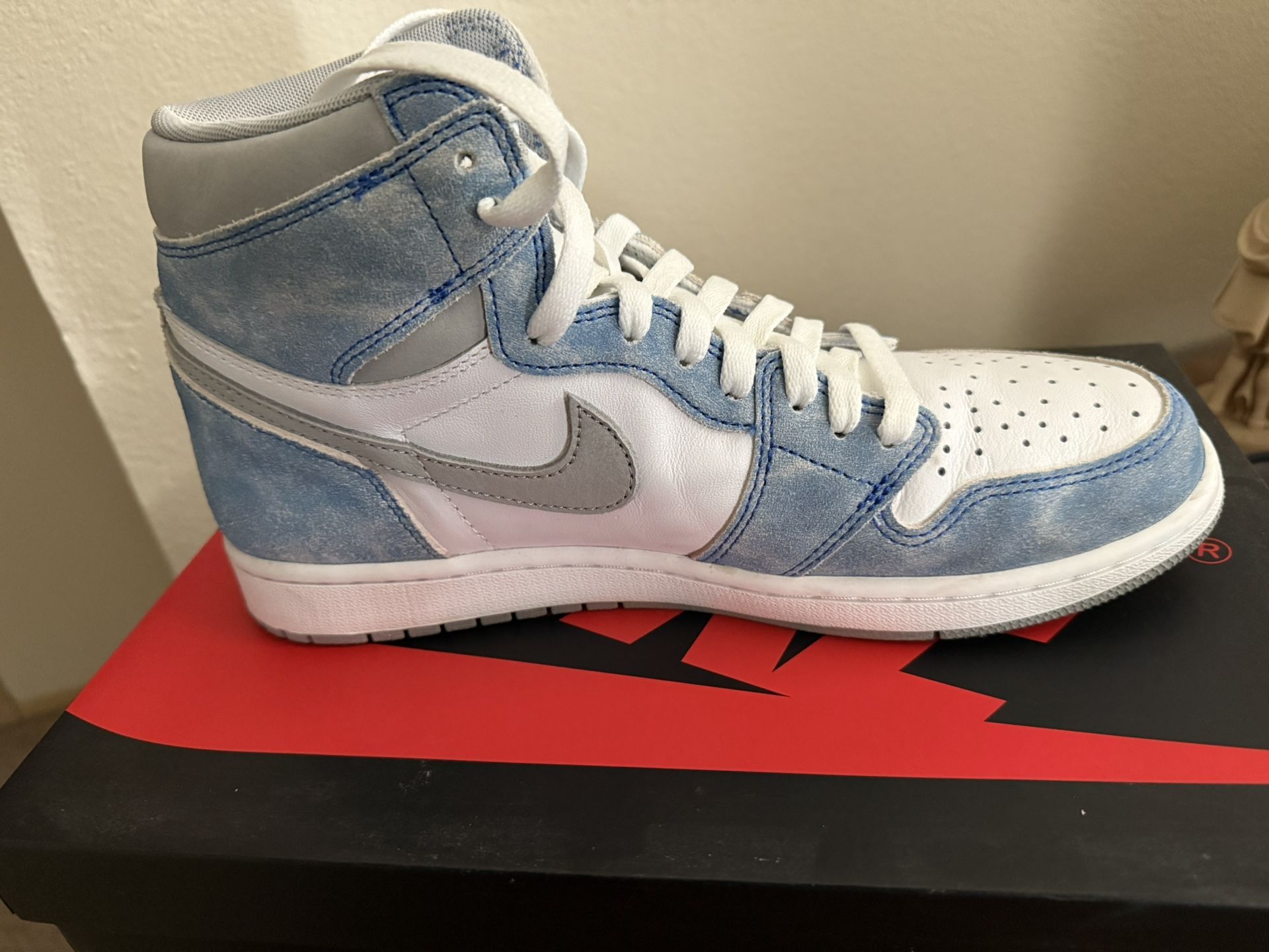 Air Jordan 1 Retro High OG Hyper Royal