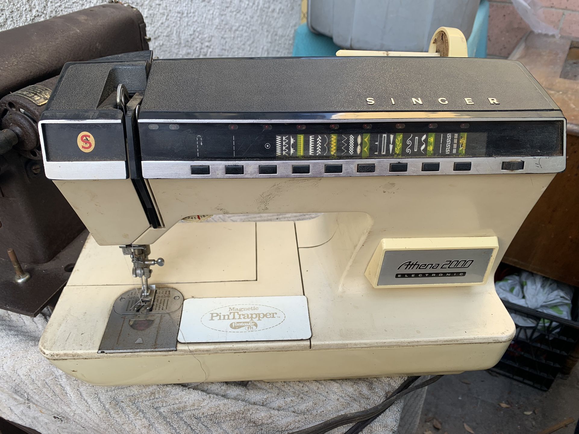 Athena 2000 Singer Sewing Machine