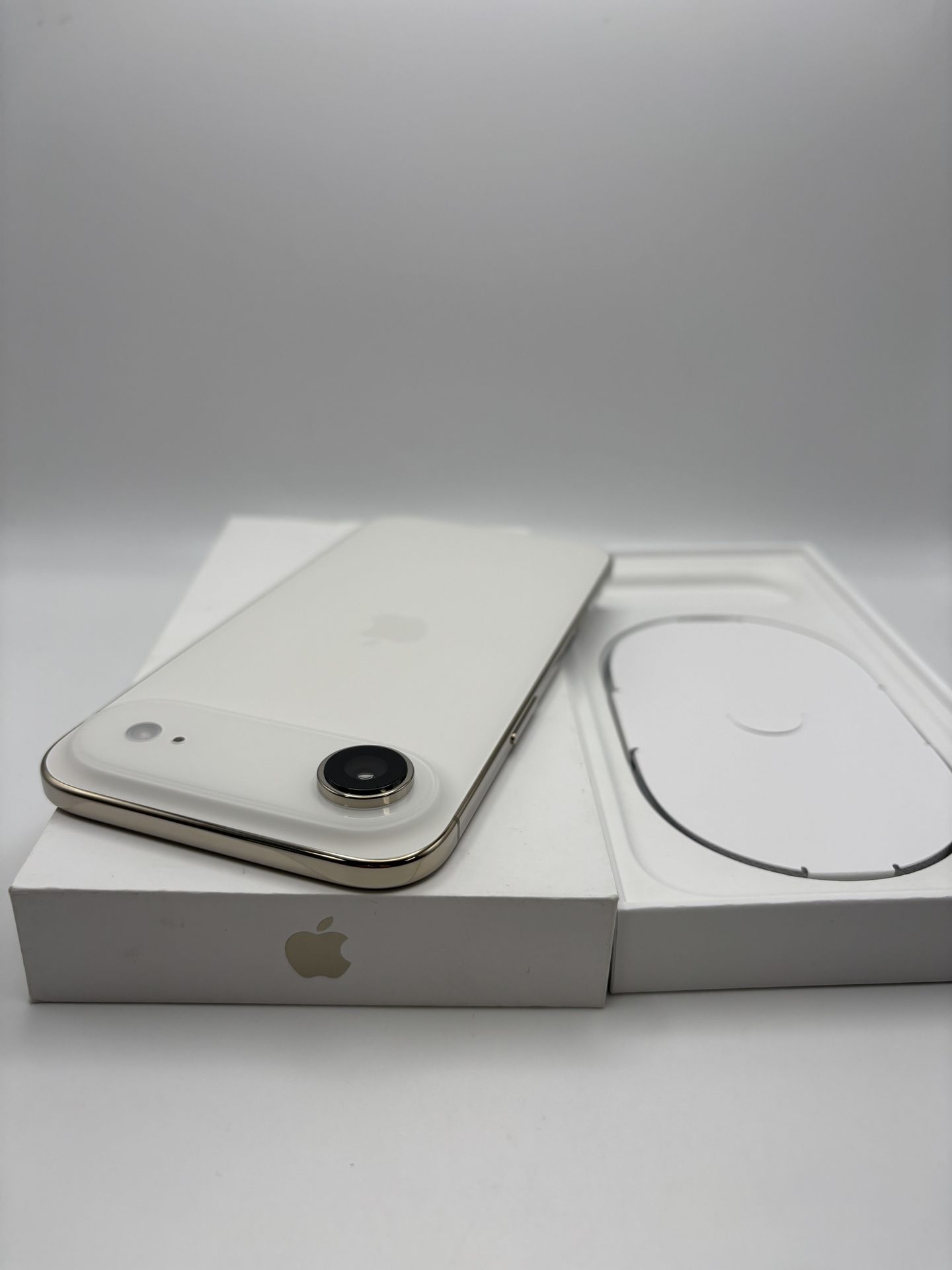 Brand new Gold iPhone AIR 256gb unlocked for any carrier. Comes w/ 1 year of apple. Open box never used ++++++spanish++++ iPhone AIR dorado de 256 GB