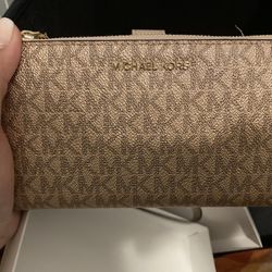 Micheal Kors Wristlet 