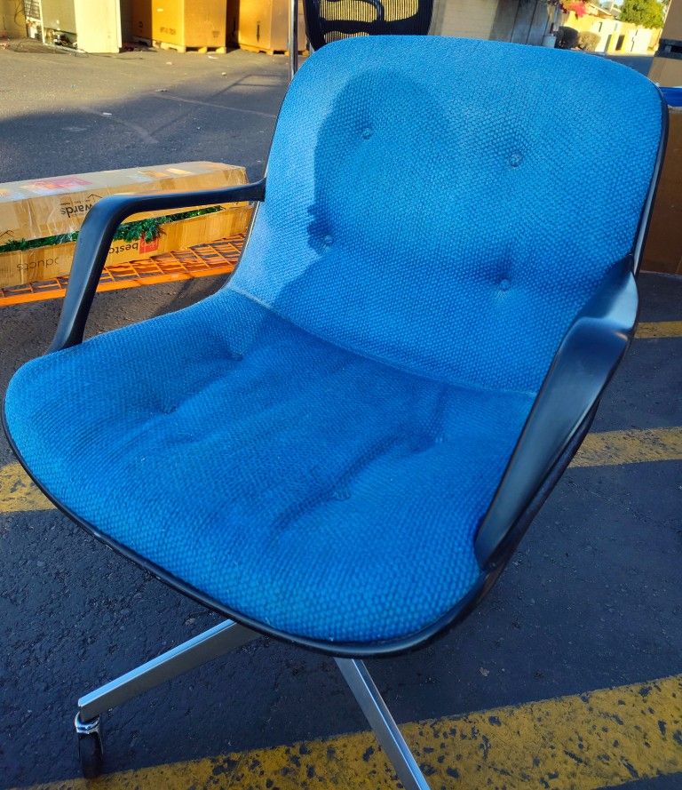 Charles Pollock For Knoll Blue Executive Swivel Chair