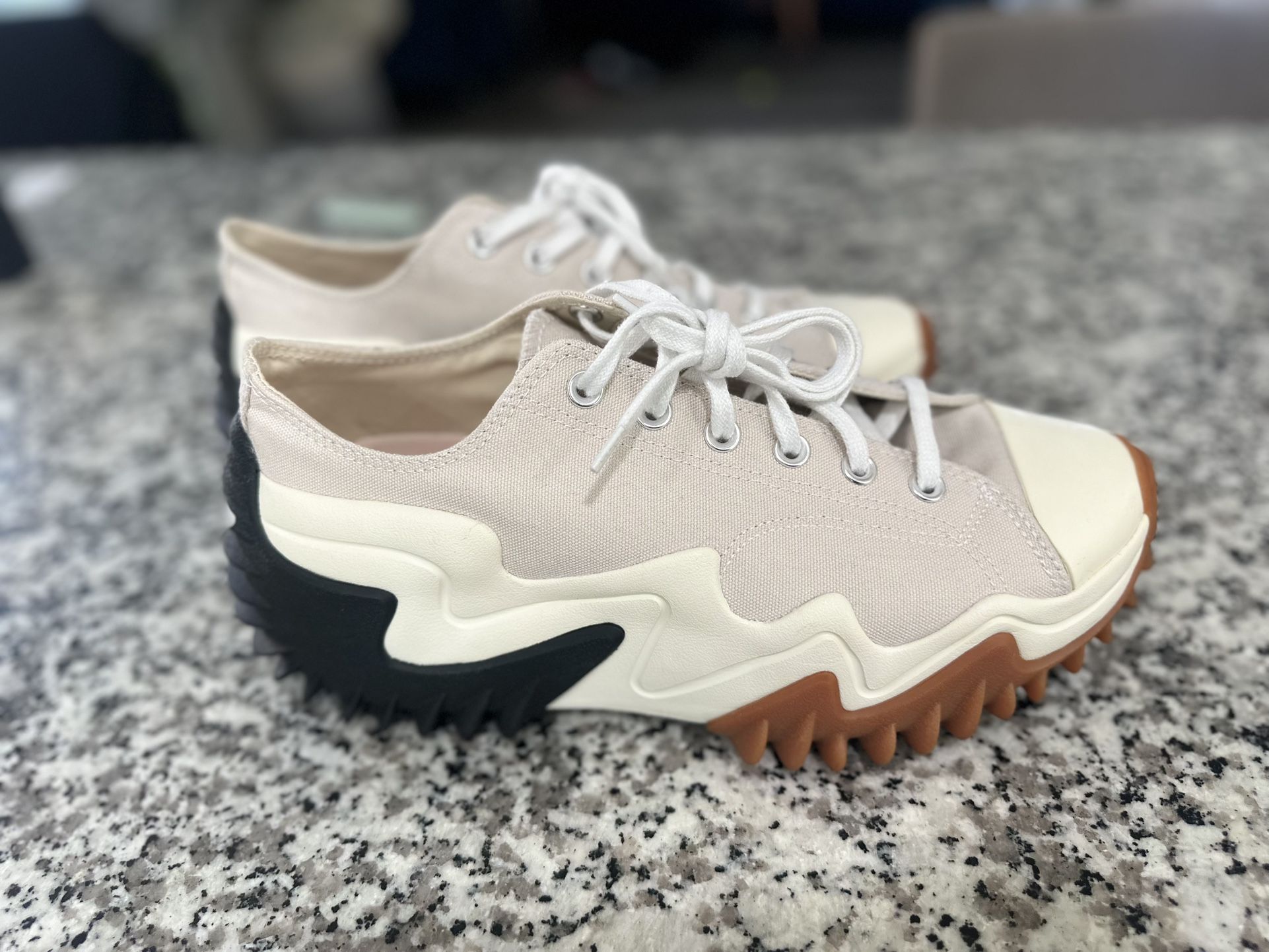 Like New Condition Men Size 11 Converse Run Star Motion Platform Low - Cream