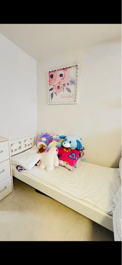 Kids bedframe and a comfy mattress