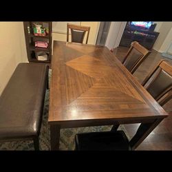 ‼️Move Out Sale‼️ Dinning Table In Very Good Condition.