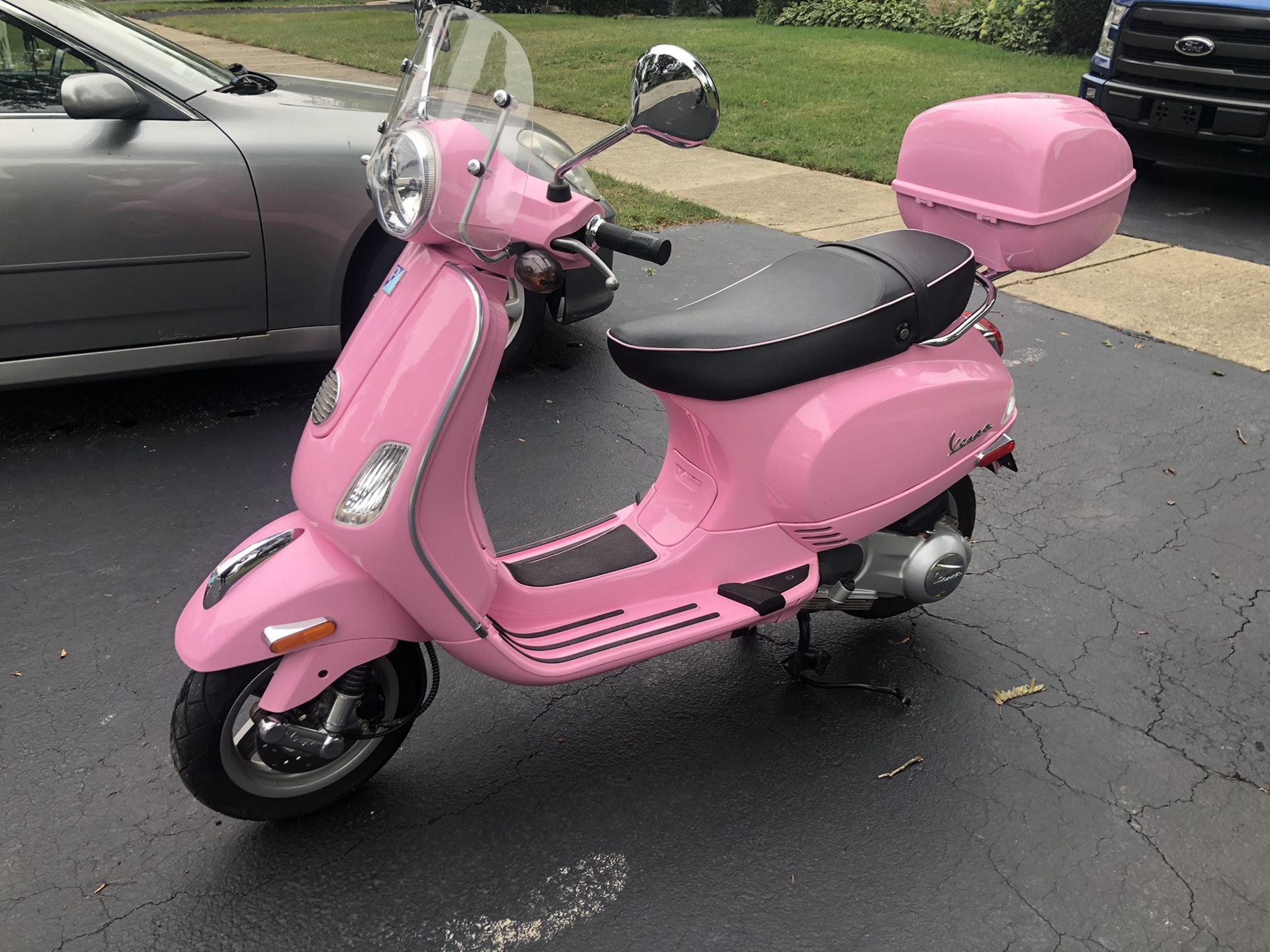 Photo 2010 Vespa LX 150 PINK special edition one year only pink color