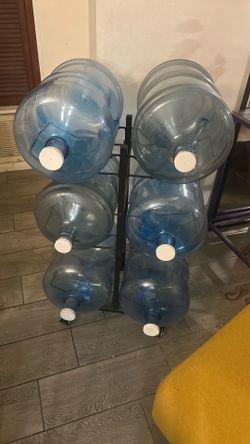6 galones,  base metálica con llantas