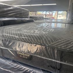 QUEEN SIZE SIMMONS BEAUTYREST BLACK SERIES 1 (MEDIUM) MATTRESS & BOX SPRING BED SET