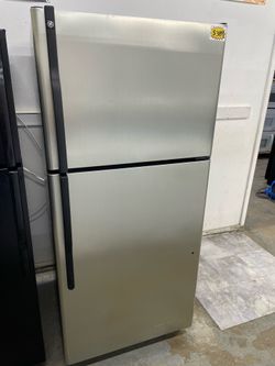 GE refrigerator top and bottom in color silver