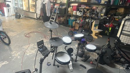 Simmons titan 50 with drum sticks and seat