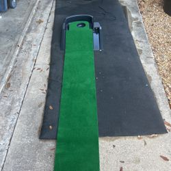Golf putting mat with electric ball return
