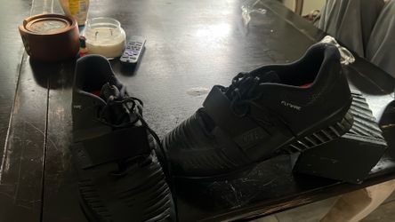 Weightlifting shoes