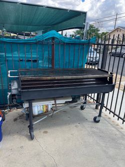 Charcoal grill. Bbq grill smoker. Asador para negocio