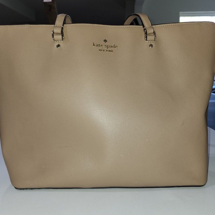 Kate Spade purse.  Pre-owned Medium Satchel.   Great Condition.