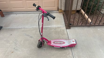 Razor E100 Sweet Pea electric scooter in pink electric scooter