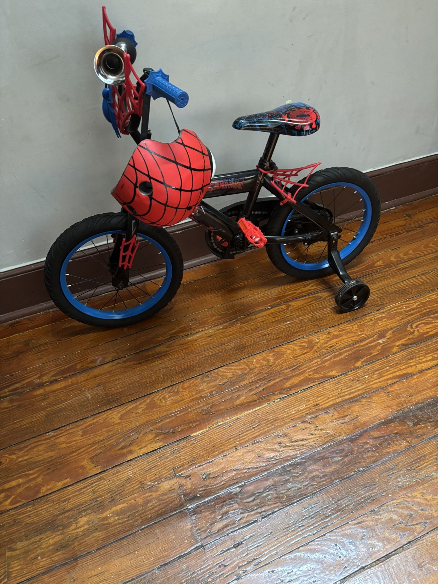 16 inch spider-man bike with helmet and horn