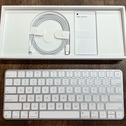 Apple Magic Keyboard Model A2450 w/ Original box and charger *6139