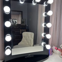 Impressions Vanity Hollywood Mirror – Large – Excellent Condition 