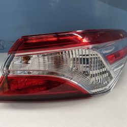 2018-2020 TOYOTA CAMRY RH TAIL LIGHT OUTER 