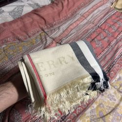 Brand New Burberry Pure Cashmere Scarf 