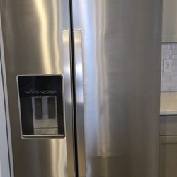 Whirlpool Fridge Lightly Used Completely Clean!