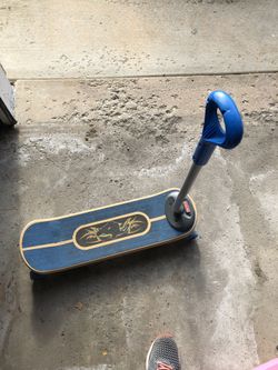 Boys skate board - handle comes off