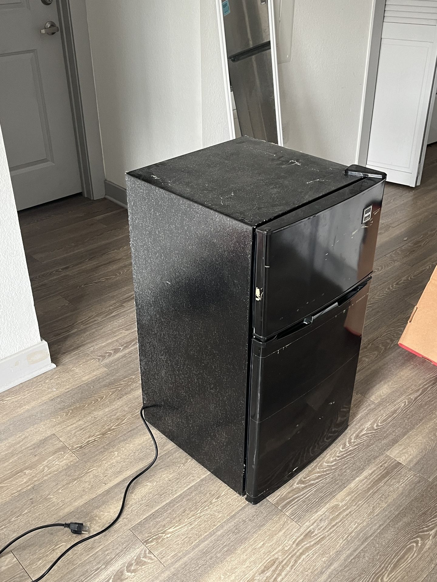 Mini Fridge/Freezer (RCA 3.2 cu. ft.)