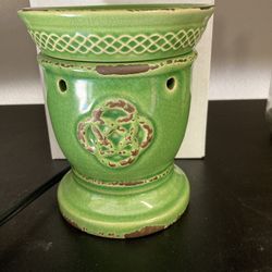 Celtic Knott Wax Burner Will Come With 6 Sample Melts 