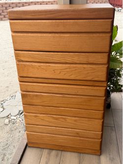 Beautiful Antique Dresser. 5 Drawers