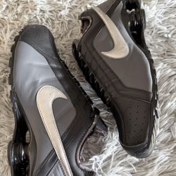 Size 12 Women’s (10.5 Men’s) Nike Shox Black/grey 454339-020. 