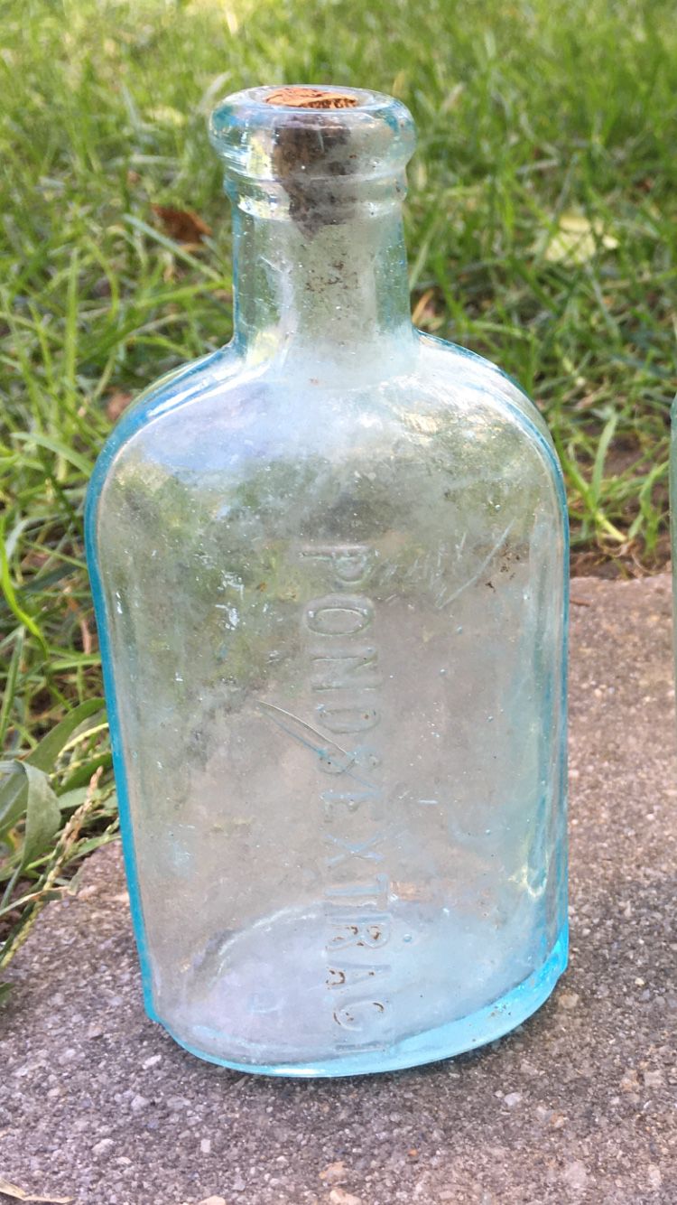 1850 Blue Ponds Extract bottle