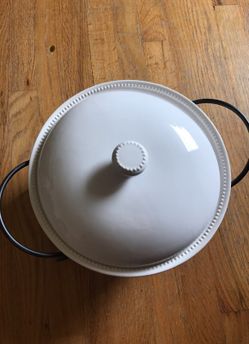 9" CASSEROLE DISH WITH CARRYING STAND