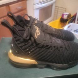 LeBron 16 Im King
