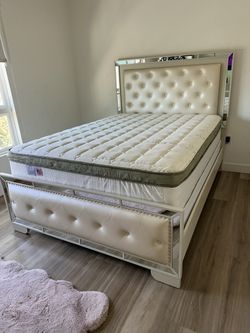 Queen Size bed frame  with LED Lights 

Mattress included 

New in a box 


Cama Queen size con Luz LED

Colchon incluido 

Nueva en caja 