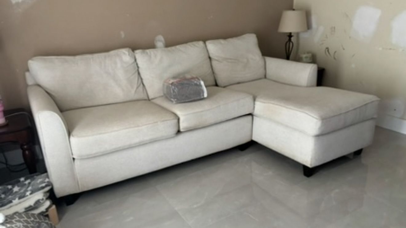 Kevin Charles Sofá With Chaise. Need Gone ASAP