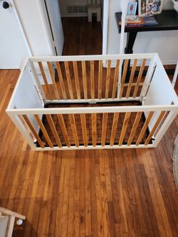 White Wood Baby Crib with Metal Spring Base