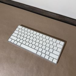 Apple Magic Keyboard (A1644) – Bluetooth + Lightning Rechargeable – Excellent Condition