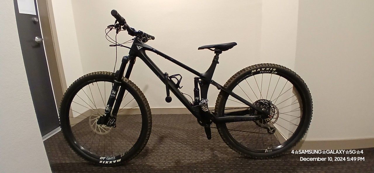 YT IZZO CORE 3 TRAIL