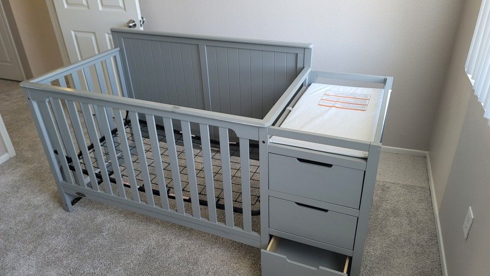 Must Go Quick. Baby Crib With Changing Table