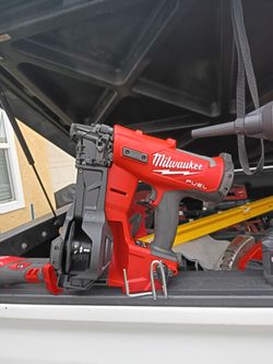 Milwaukee M18 Roofing nailer
