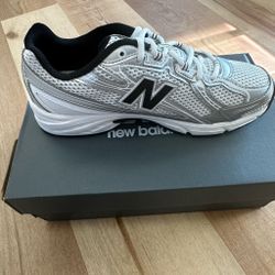 White & Black New Balance 740 – Never Worn