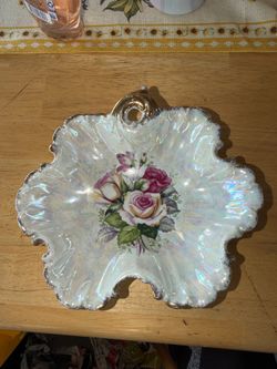 Vintage Royal Crown Nut / Candy Dish Scalloped Edges 55/1148