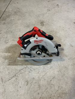 Milwaukee M18 18V Lithium-lon Brushless Cordless 7-1/4 in. Circular Saw (Battery Not Included)