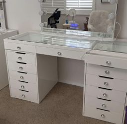 MAKEUP VANITY TABLE WITH MIRROR PICK UP TODAY