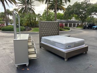 Beautiful Bedroom Set Queen Size Solid Wood Silver Color In Excellent Condition by VietnamFurniture
