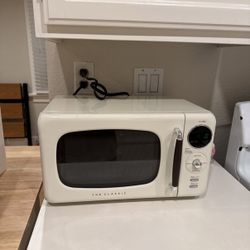 Cream Retro Microwave