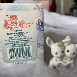 Retired Precious Moments Sugar Town Bunnies Carolling Figurine 1997 Edition