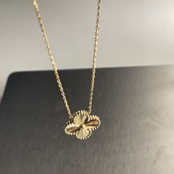 750/18K Solid Yellow Gold Clover Charm Pendant Necklace Floral